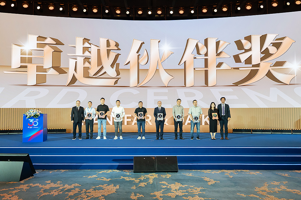 17495229469660095GxJ.jpg 颁奖.jpg